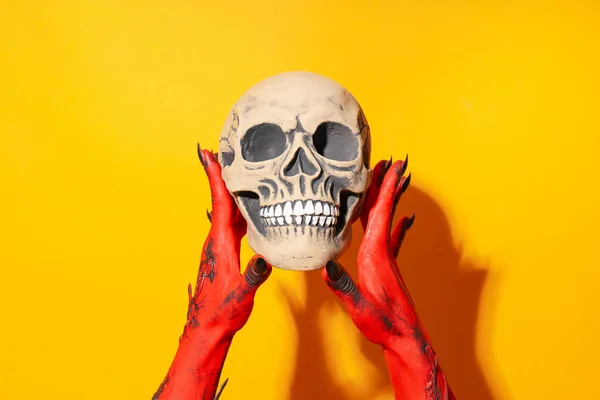 Las Espeluznantes Manos Rojas Del Monstruo Sostienen Cráneo — Foto de Stock