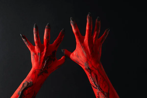 Manos Rojas Espeluznantes Monstruo Con Uñas Negras — Foto de Stock