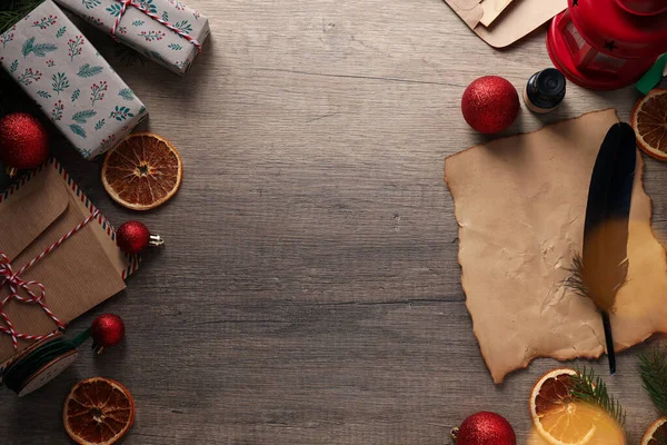 Mektuplar, eski kağıtlar ve hediye kutuları ahşap arka planda, metin için boşluk