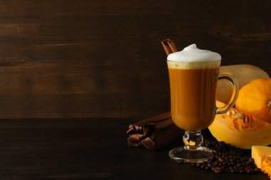 Balkabağı kahvesi, hediye kutusu ve ahşap arka planda balkabağı, mesaj için yer