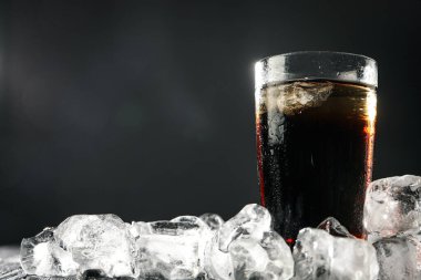 Kola bardakta, buzlu koyu arkaplan, metin için boşluk