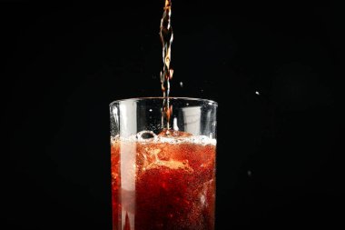 Siyah zemin üzerinde cam Coca Cola, kapat