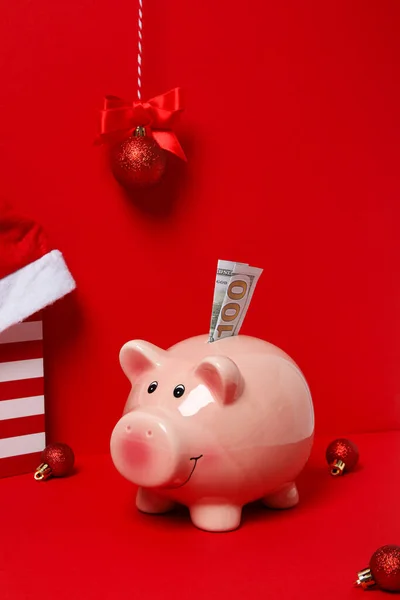 Piggy Bank Gotówką Kulkami Czerwonym Tle — Zdjęcie stockowe