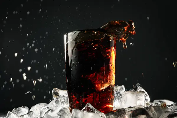 Кока Кола Стакане Льдом Темном Фоне Закрыть — стоковое фото