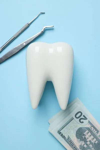 Ferramentas Dentárias Dente Decorativo Dinheiro Fundo Azul Vista Superior — Fotografia de Stock