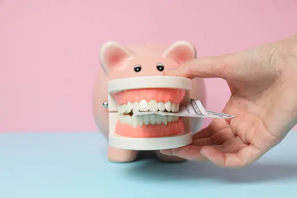 Piggy Bank Mandíbula Decorativa Com Dinheiro Mão Fundo Rosa — Fotografia de Stock