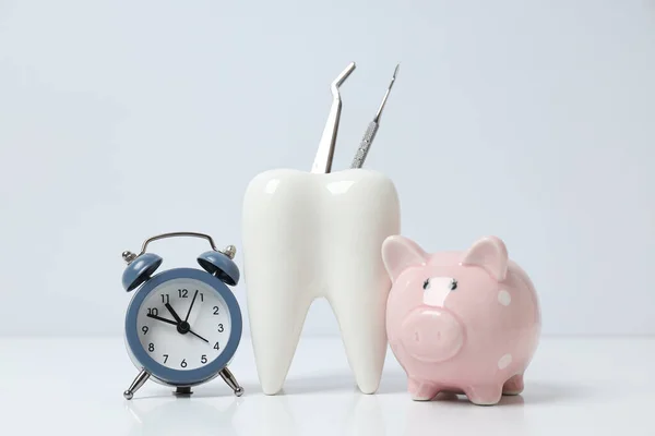 Ρολόι Διακοσμητικό Δόντι Και Κουμπαρά Λευκό Φόντο — Φωτογραφία Αρχείου