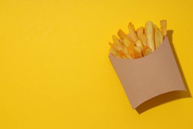 Kızarmış patates, abur cubur konsepti ve fast food.