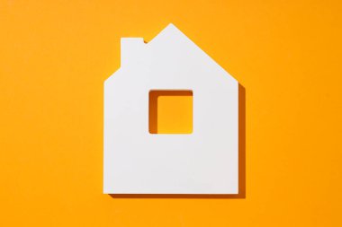 Turuncu arka planda beyaz ev, üst manzara