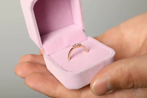 柔らかいベルベットケースで金女性の婚約指輪 — ストック写真