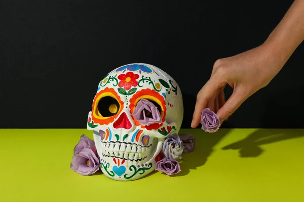 Мексиканский Череп Цветы Руке Зеленом Столе Черном Фоне — стоковое фото