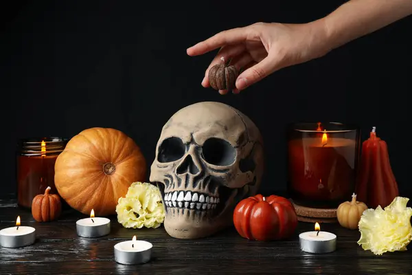 Totenkopf Kürbisse Kerzen Und Hand Auf Schwarzem Hintergrund — Stockfoto