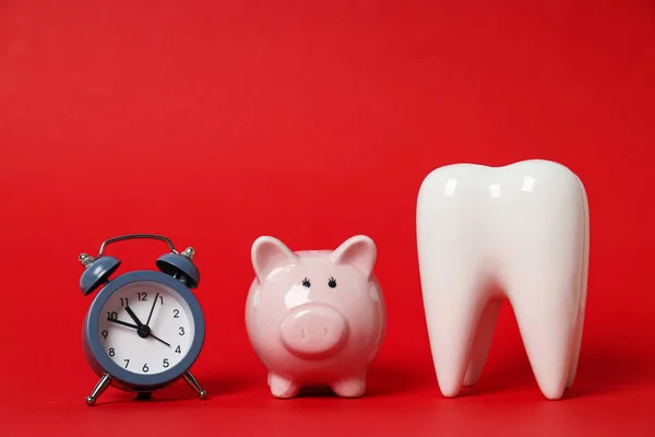 Relógio Porquinho Dente Decorativo Sobre Fundo Vermelho — Fotografia de Stock