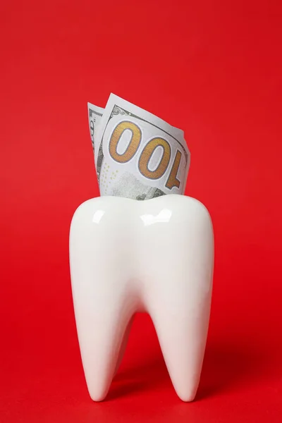 Декоративний Зуб Гроші Червоному Тлі — стокове фото
