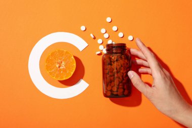 Şişedeki C vitamini tablet şeklinde..