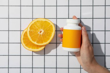 Biyolojik takviye C vitamini, hafif arkaplan üzerindeki tabletlerde.