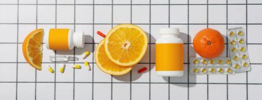 Biyolojik takviye C vitamini, hafif arkaplan üzerindeki tabletlerde.