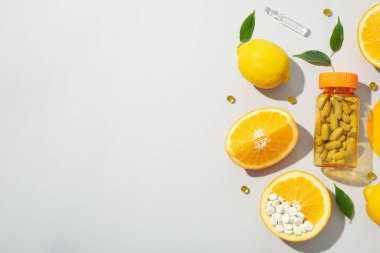 Biyolojik takviye C vitamini, hafif arkaplan üzerindeki tabletlerde.