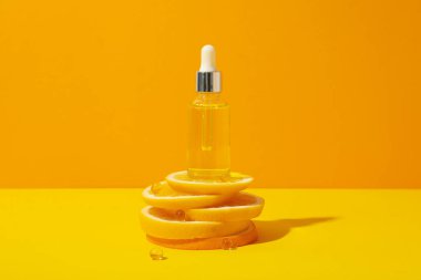 Citrus meyveli sıvı serumda C vitamini.