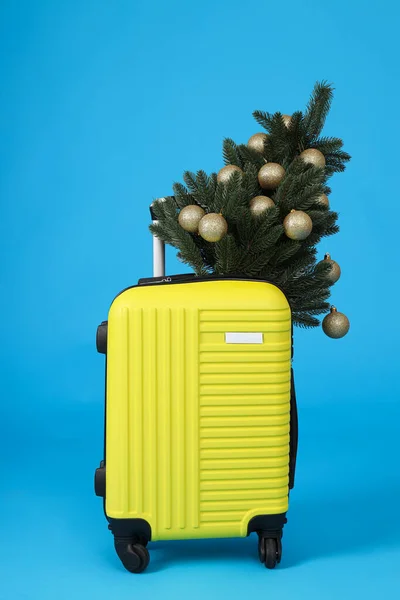 Een Gele Koffer Met Een Versierde Kerstboom — Stockfoto