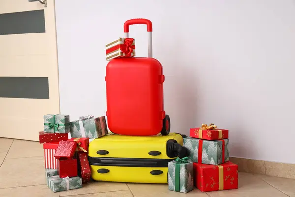 Zwei Koffer Mit Neujahrsgeschenken Auf Hellem Hintergrund — Stockfoto