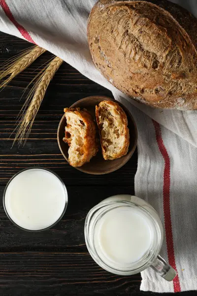 Kahvaltı Lezzetli Yemek Konsepti - Fırın ürünleriyle süt