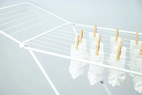 烘干机上有白色袜子的木制衣针 — 图库照片