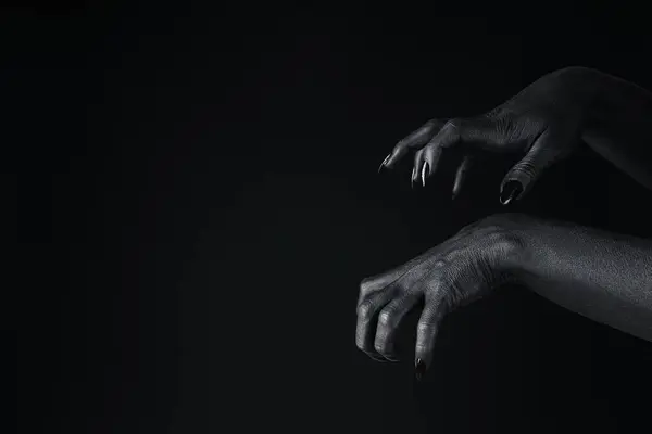 Μαύρα Γυναικεία Χέρια Μαύρα Νύχια Μαύρο Φόντο Χώρος Για Κείμενο — Φωτογραφία Αρχείου