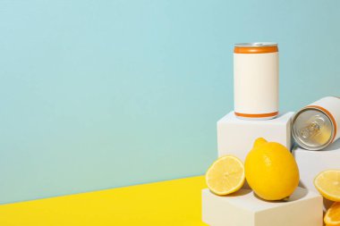 Mavi arkaplanda teneke kutular ve limonlar, metin için boşluk