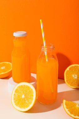 Portakal suyu ve portakallı cam şişeler.
