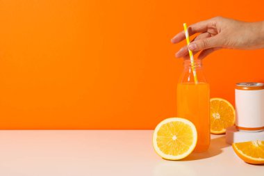 Teneke kutu, meyve suyu, portakal suyu ve portakal suyu dolu cam şişe.