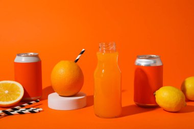 Teneke kutular, portakal suyu ve limon dolu cam şişe.