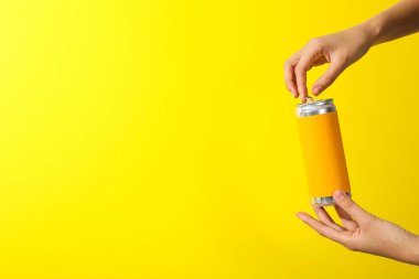 Sarı arkaplanda sarı etiketli teneke kutu, metin için boşluk