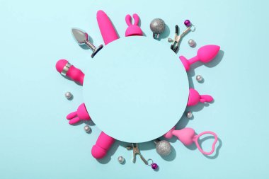 Mavi arka planda Yeni Yıl dekoru olan seks oyuncağı.