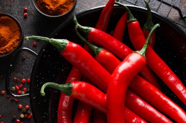 Sıcak kırmızı biber, yakın çekim, üst manzara.