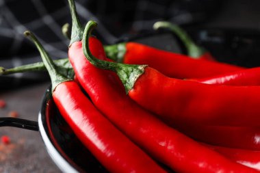 Sıcak kırmızı biber, yakın çekim, üst manzara.
