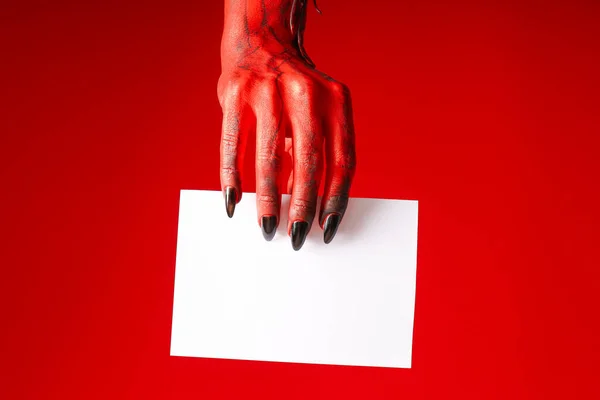 Жуткие Красные Руки Монстра Держат Белый Лист — стоковое фото