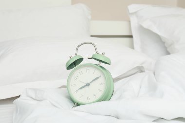 Yatakta yeşil, güzel bir çalar saat