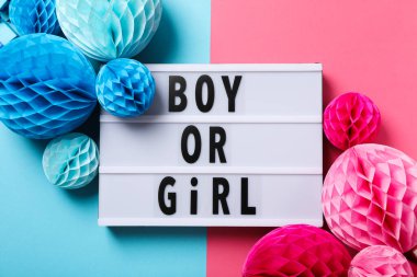 Mavi ve pembe arkaplan üzerine metin ve kağıt toplar, üst görünüm