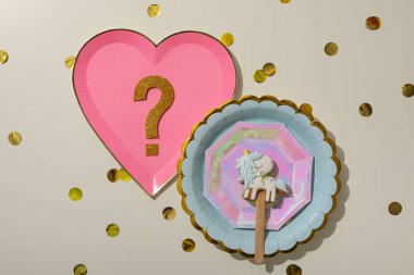 Açık arkaplanda zencefilli tabaklar ve soru işareti, üst görünüm