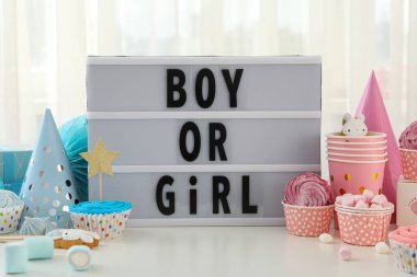 Açık arkaplanda metin, kağıt bardaklar ve lokum bulunan tahta