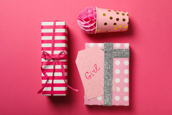 带粉红背景卡片和纸杯的礼品盒 顶部视图 — 图库照片