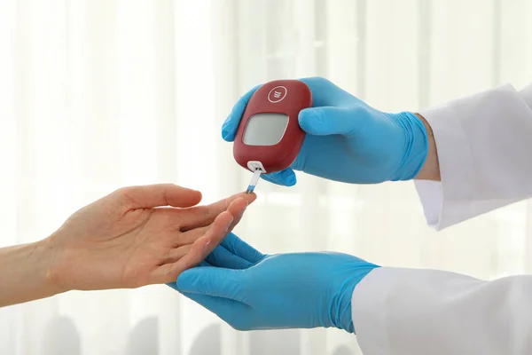 Doktor Kan Şekerini Glukometre Kullanarak Ölçüyor Diyabet Tedavisi Kavramı — Stok fotoğraf