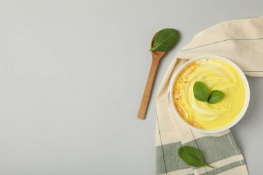 Lezzetli peynirli çorba ile lezzetli öğle yemeği konsepti