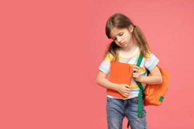 Omzunda evrak çantası olan bir kız.