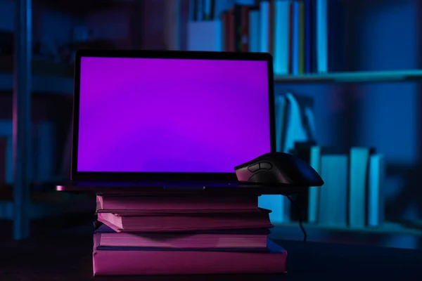 Laptop Stapel Boeken Donkere Achtergrond — Stockfoto