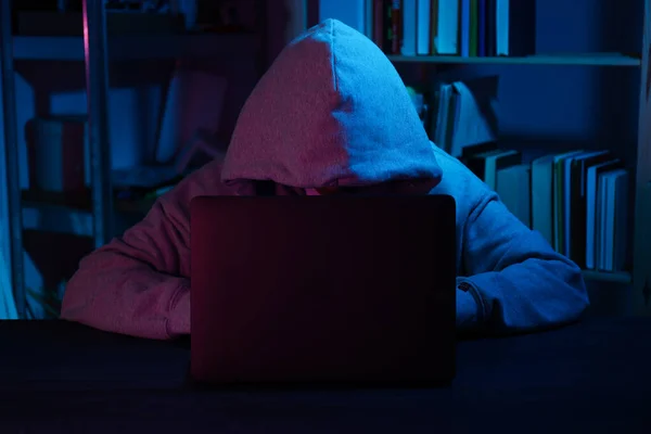 Kapüşonlu Adam Karanlık Arka Planda Dizüstü Bilgisayar Kullanıyor — Stok fotoğraf
