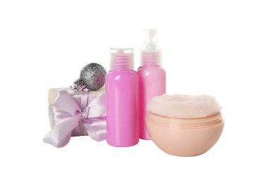 PNG, kozmetik şişeleri, toz, hediye kutusu ve beyaz arka planda izole edilmiş yeni yıl topu
