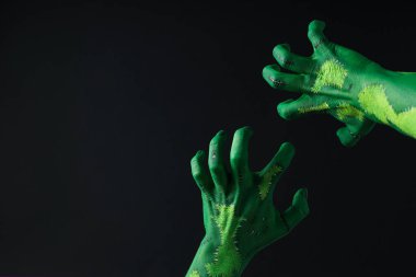 Siyah arkaplanda yeşil kadın elleri, metin için boşluk