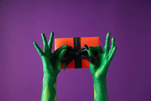 Gift Box Green Female Hand Purple Background Close — Stock Photo, Image